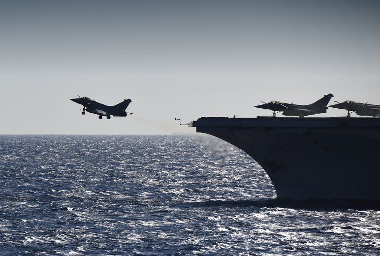 Σε χαμηλή πτήση στρατιωτικού αεροσκάφος αποδίδεται η… έκρηξη στη Μασσαλία