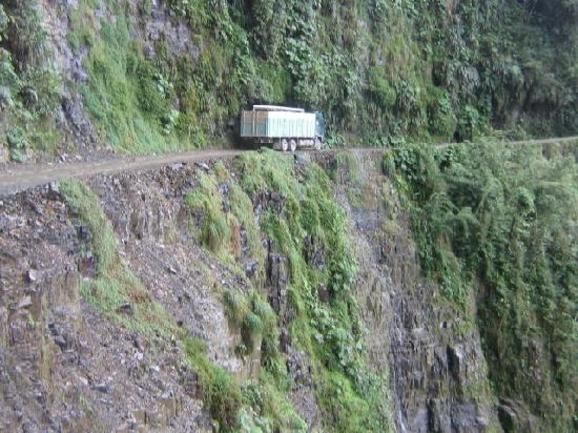 Αυτός είναι ο “δρόμος του θανάτου” – ΦΩΤΟ