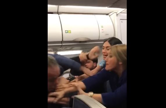Άγριος καβγάς σε αεροπλάνο – Έκανε αναγκαστική προσγείωση ο πιλότος – ΒΙΝΤΕΟ