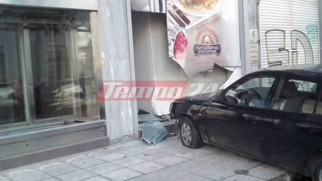 Αυτοκίνητο “εισέβαλε” σε κατάστημα στην Πάτρα – ΒΙΝΤΕΟ – ΦΩΤΟ