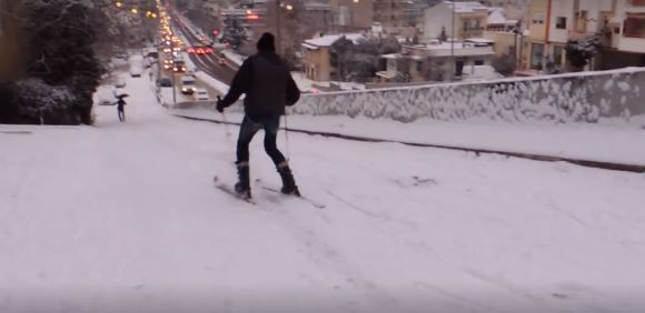 Έκανε σκι στους δρόμους της Θεσσαλονίκης – ΒΙΝΤΕΟ