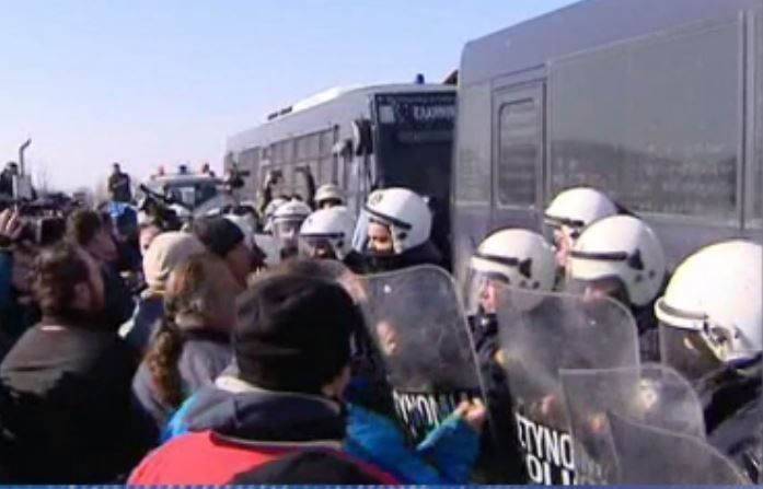 Ένταση μεταξύ αγροτών και αστυνομικών στον Λευκώνα – ΒΙΝΤΕΟ