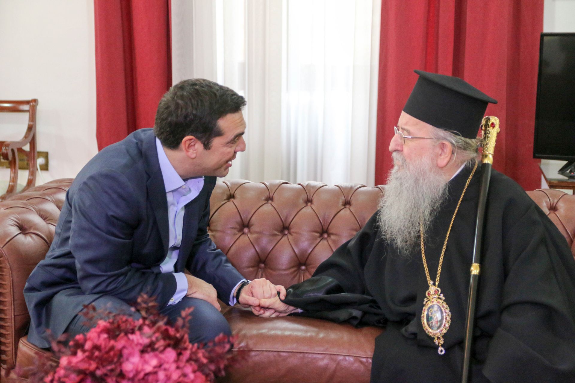 Ο Tσίπρας στον Άνθιμο: Καλωσορίσατε στο φτωχικό μας – ΒΙΝΤΕΟ