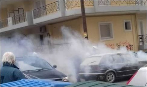 Αυτοκίνητο τυλίχθηκε στις φλόγες εν κινήσει σε κατηφόρα – ΒΙΝΤΕΟ