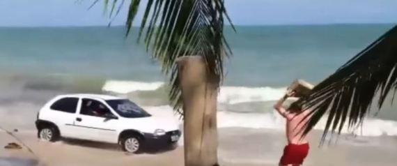 Λουόμενος πετάει βράχο σε αυτοκίνητο που κινείται στην παραλία – ΒΙΝΤΕΟ