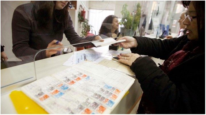 Άγριο ασφαλιστικό χαράτσι σε 150.000 ασφαλισμένους: Τι θα πληρώσουν από τον Ιανουάριο