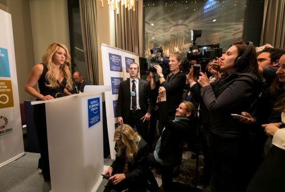 Η Σακίρα στο Παγκόσμιο Οικονομικό Φόρουμ: Στηρίξτε τα μη προνομιούχα παιδιά – ΦΩΤΟ