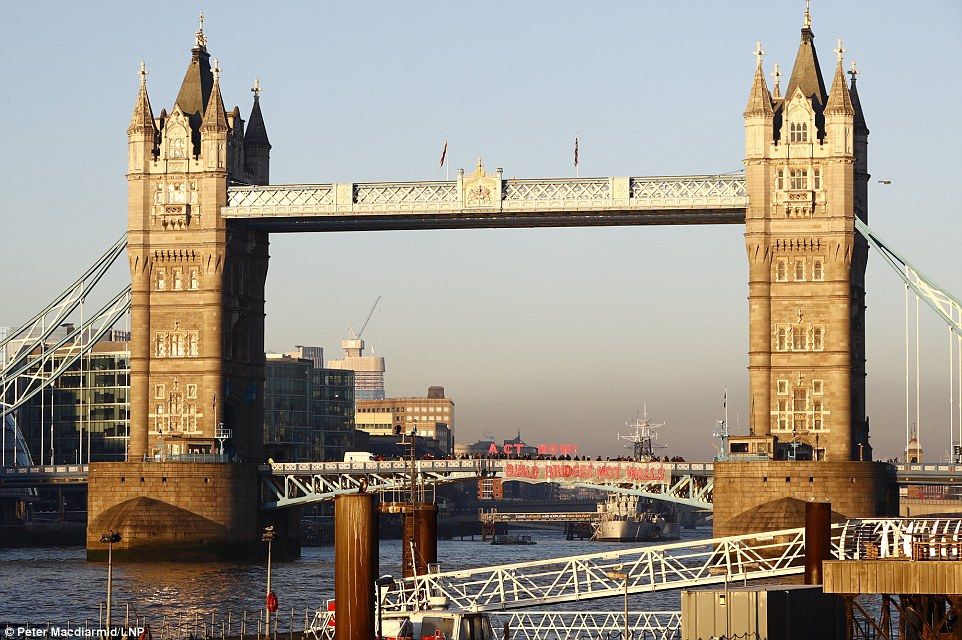 Πανό στην Tower Bridge του Λονδίνου κατά του Τραμπ – ΦΩΤΟ