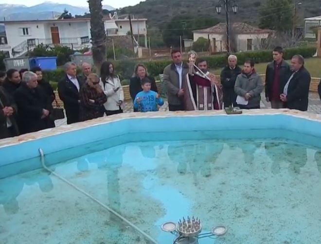 Σε συντριβάνι ο Αγιασμός των υδάτων στο Ναύπλιο – ΦΩΤΟ – ΒΙΝΤΕΟ