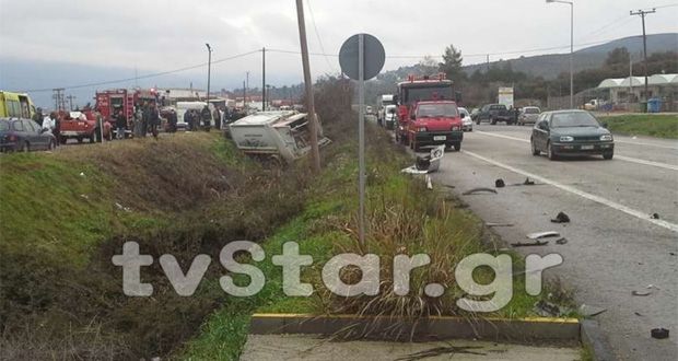 Σφοδρή σύγκρουση απορριμματοφόρου με αυτοκίνητο στη Λιβαδειά – ΒΙΝΤΕΟ