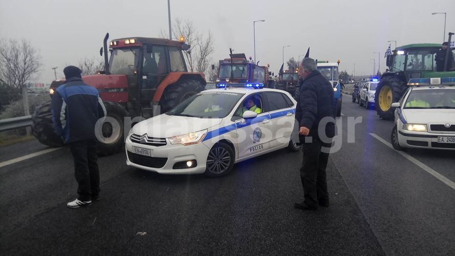 Φτάνουν στον κόμβο της Νίκαιας τα τρακτέρ – Ένταση με την αστυνομία – ΒΙΝΤΕΟ – ΦΩΤΟ