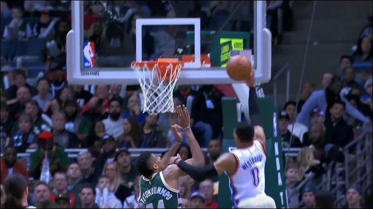 Όταν ο Αντετοκούμπο “έσβησε” τα φώτα στον Γουέστμπρουκ – ΒΙΝΤΕΟ