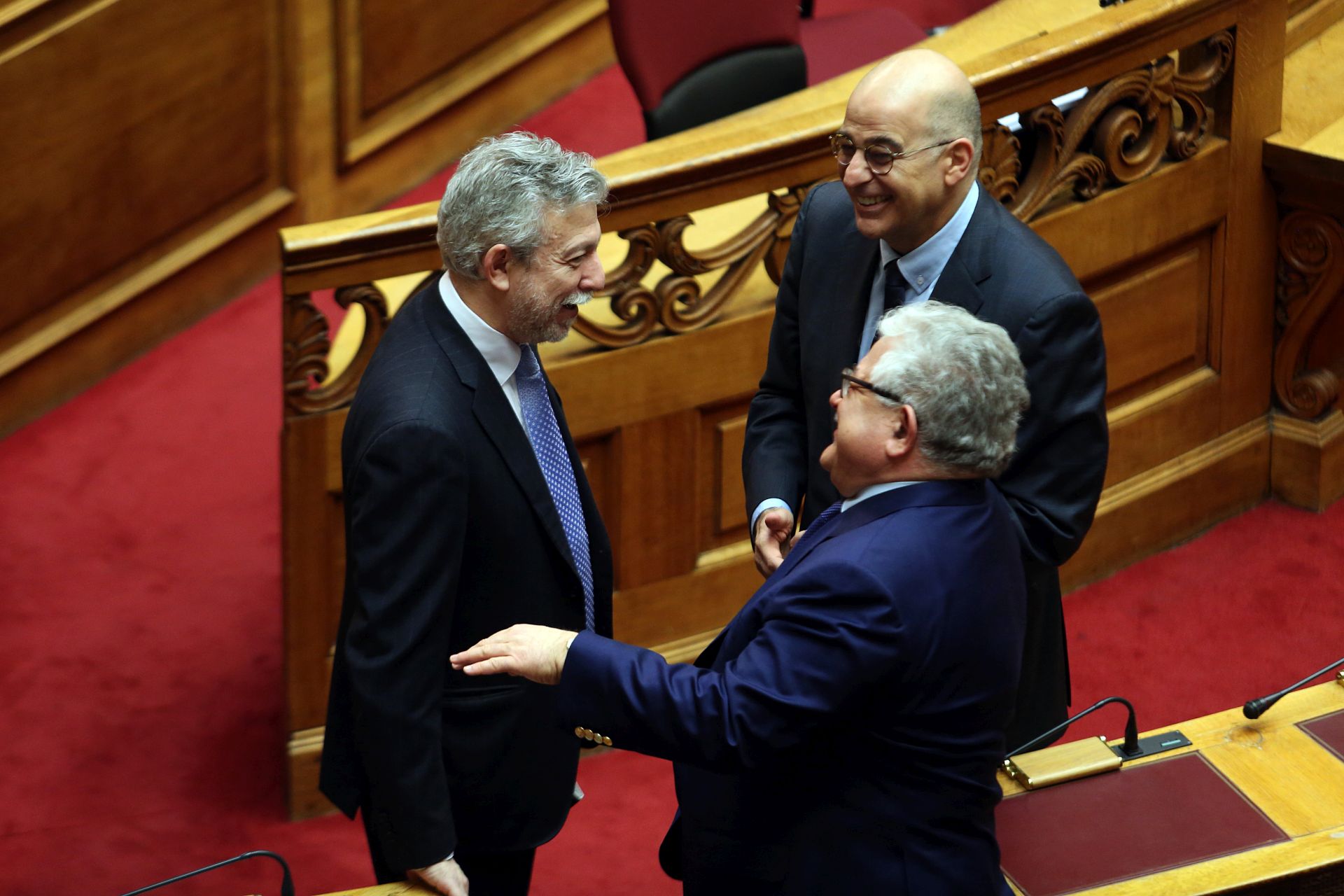 Το «πηγαδάκι» Κοντονή, Δένδια και Τζαβάρα πριν την έναρξη της συζήτησης στη Βουλή – ΦΩΤΟ