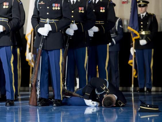 Στρατιώτης κατέρρευσε μπροστά στον Ομπάμα – ΦΩΤΟ