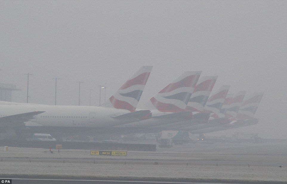 Πυκνή ομίχλη στο Λονδίνο – Ακυρώθηκαν πτήσεις – ΦΩΤΟ