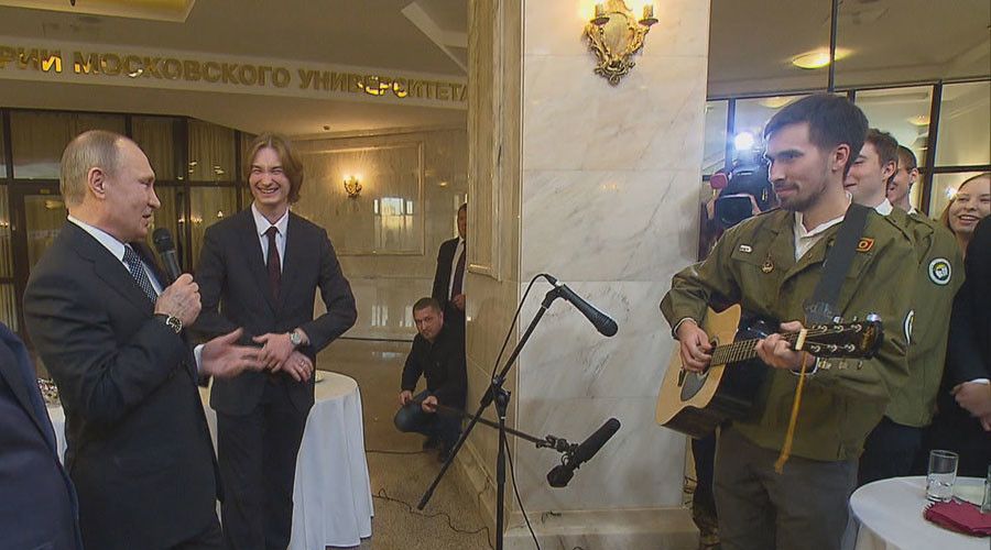 Ο Πούτιν πήρε το μικρόφωνο και τραγούδησε σε Ρώσους φοιτητές – ΒΙΝΤΕΟ