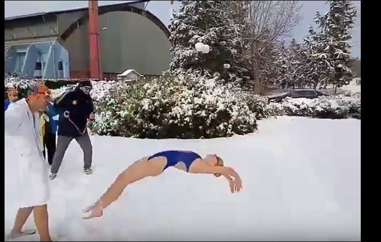 Λάρισα: Αθλητές “κολύμπησαν”… στο χιόνι – ΒΙΝΤΕΟ