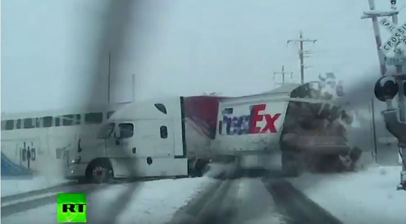 Σφοδρή σύγκρουση τρένου με νταλίκα «κόβει στα δύο» το βαρύ όχημα – ΒΙΝΤΕΟ