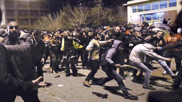 Συμπλοκή μεταξύ μεταναστών στην πλατεία Βάθη