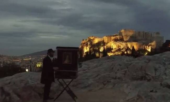 Ο ήλιος ανατέλλει πίσω από το Βράχο της Ακρόπολης υπό του ήχους της λατέρνας – ΒΙΝΤΕΟ