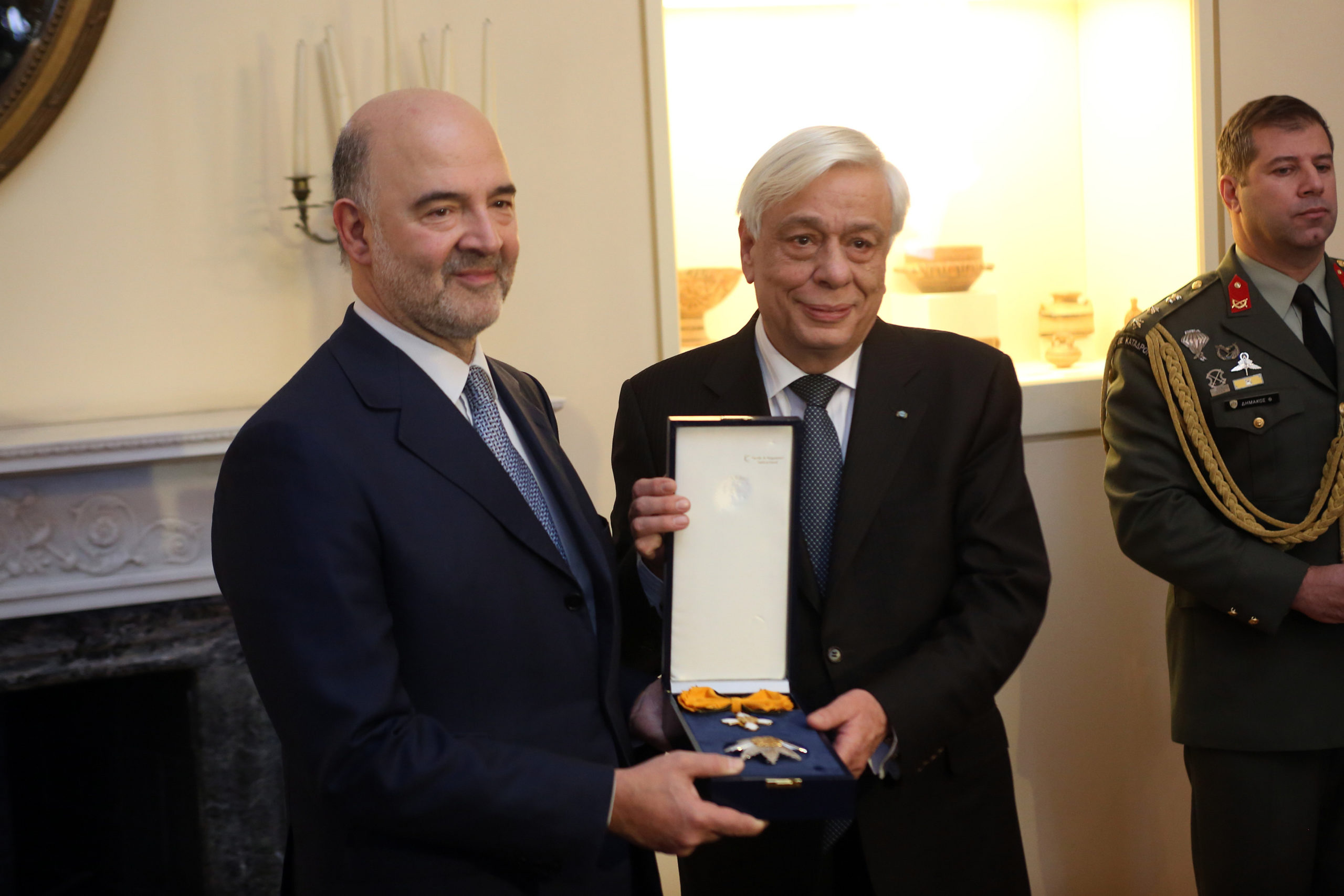 Η παρασημοφόρηση του Μοσκοβισί και το μήνυμα Παυλόπουλου στην Ευρώπη – ΦΩΤΟ