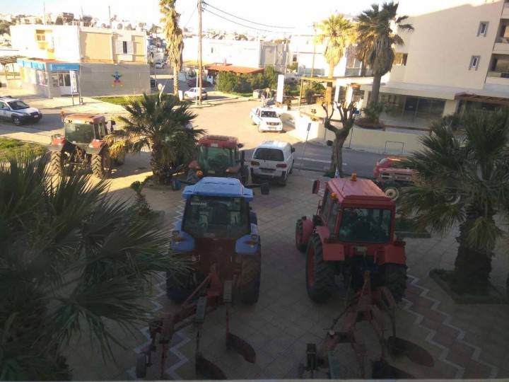 “Λουκέτο” στην Εφορία της Ρόδου έβαλαν οι αγρότες – ΦΩΤΟ