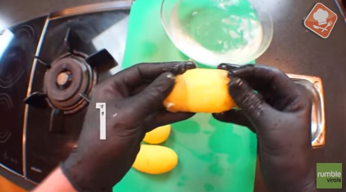 Ένα κόλπο για να καθαρίζετε τις πατάτες μέσα σε δευτερόλεπτα – ΒΙΝΤΕΟ