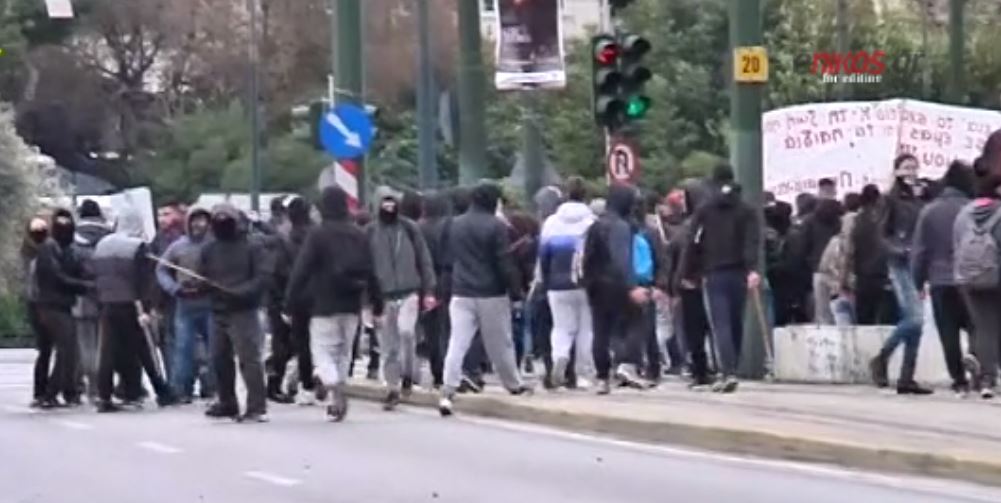 Πέταξαν πέτρες και καδρόνια σε κλούβα των ΜΑΤ στο μαθητικό συλλαλητήριο – ΒΙΝΤΕΟ