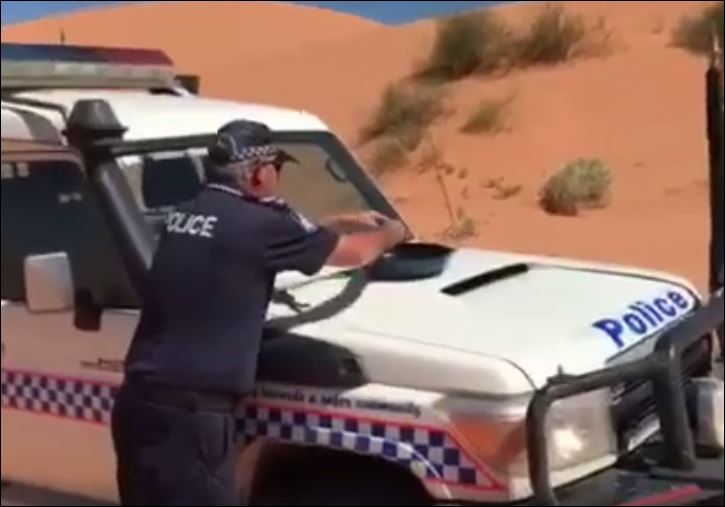 Αυστραλός αστυνομικός τηγάνισε αυγό… στο καπό του περιπολικού – ΒΙΝΤΕΟ