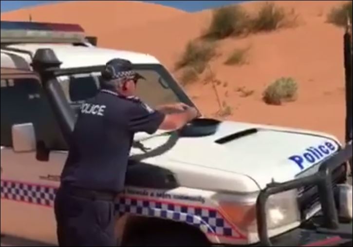 Αυστραλός αστυνομικός τηγάνισε αυγό… στο καπό του περιπολικού – ΒΙΝΤΕΟ