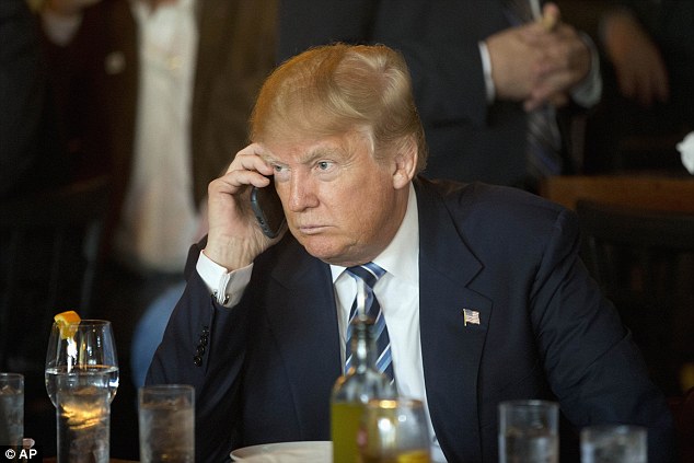 Το παλιό κινητό του Τραμπ προκαλεί ανησυχία σε γερουσιαστές