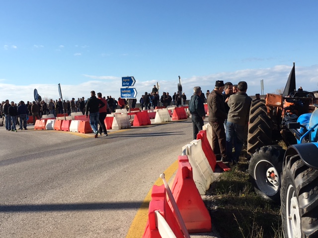 Εντείνονται οι κινητοποιήσεις των αγροτών – Στήνονται νέα μπλόκα