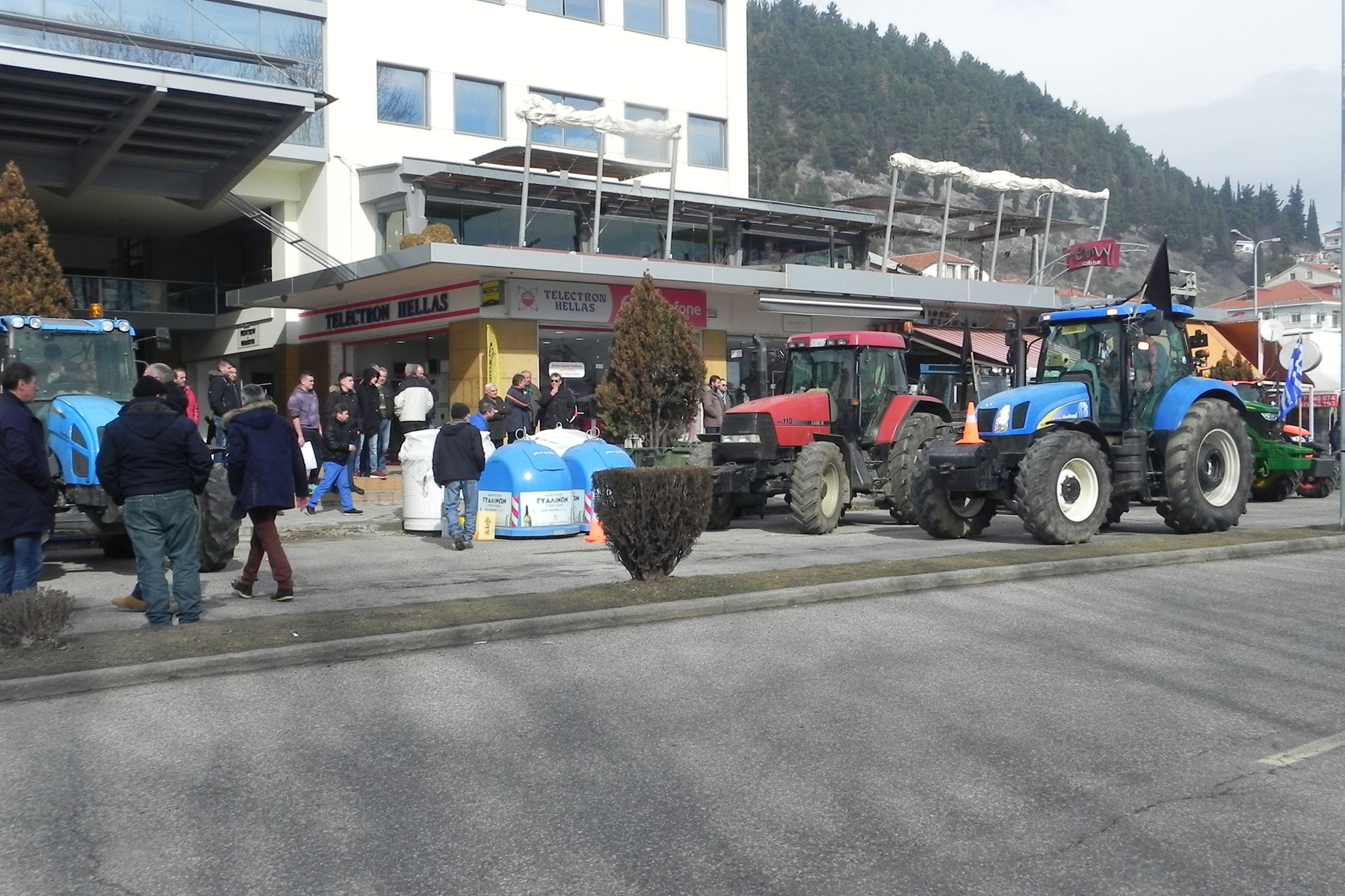 Αγρότες παρέδωσαν συμβολικά τα κλειδιά των τρακτέρ στο διευθυντή της ΔΟΥ Καστοριάς