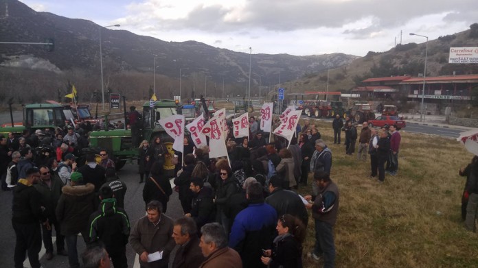 Οι αγρότες έκλεισαν συμβολικά τα Τέμπη – Καλούν σε πανελλαδική συνάντηση μπλόκων – ΦΩΤΟ