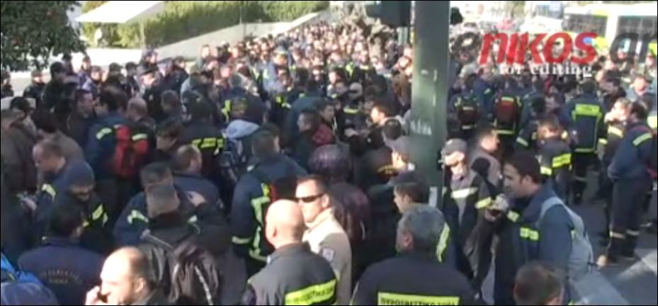 Συγκέντρωση διαμαρτυρίας των πυροσβεστών έξω από τη Βουλή- ΒΙΝΤΕΟ