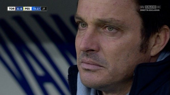 Τα δάκρυα του προπονητή στον πάγκο μετά τα 5 γκολ που δέχθηκε η ομάδα του – ΦΩΤΟ