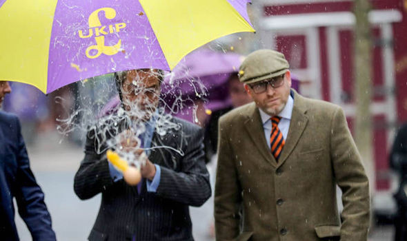 Πέταξαν αυγά στον Φάρατζ – Τα… απέκρουσε με ομπρέλα – ΒΙΝΤΕΟ