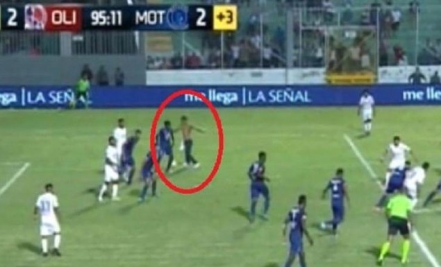 Ένας… οπαδός μπήκε στο γήπεδο στις καθυστερήσεις και σκόραρε! – ΒΙΝΤΕΟ