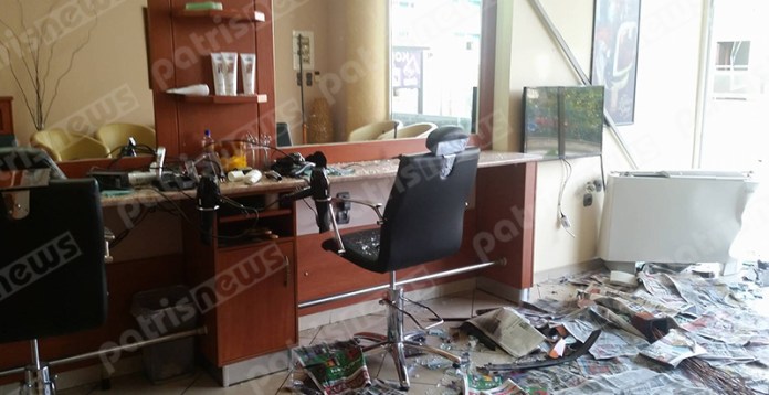 Αυτοκίνητο “εισέβαλε” σε κουρείο στον Πύργο – ΦΩΤΟ