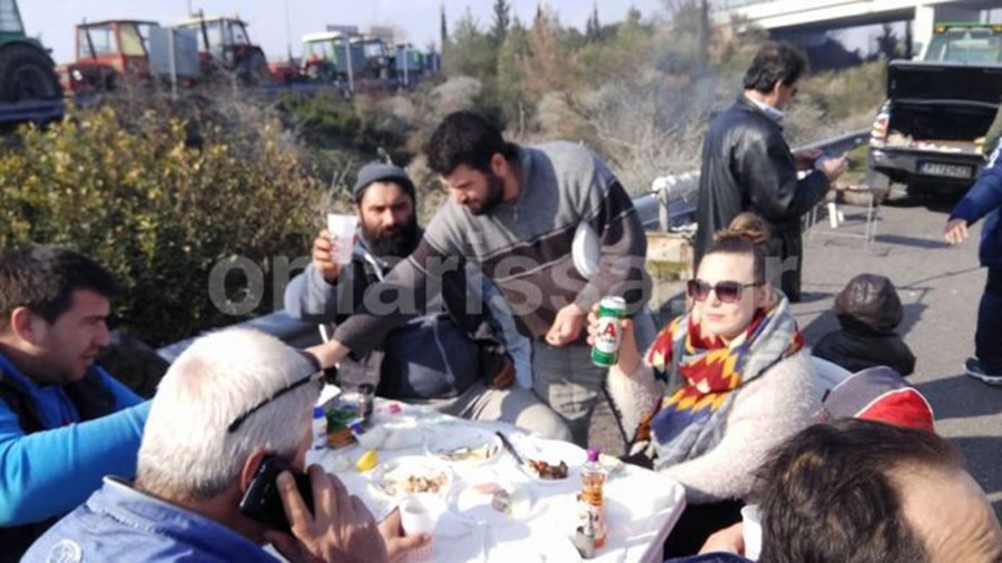 Τσικνίζουν οι αγρότες στο μπλόκο της Νίκαιας – ΒΙΝΤΕΟ – ΦΩΤΟ