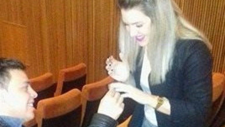 Πήγε σινεμά και είδε στην οθόνη να της κάνει … πρόταση γάμου – ΦΩΤΟ