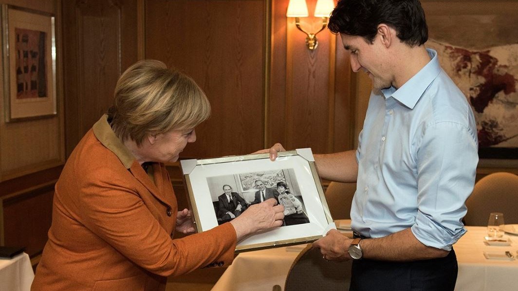 Το ξεχωριστό δώρο της Μέρκελ στον Τριντό – ΦΩΤΟ