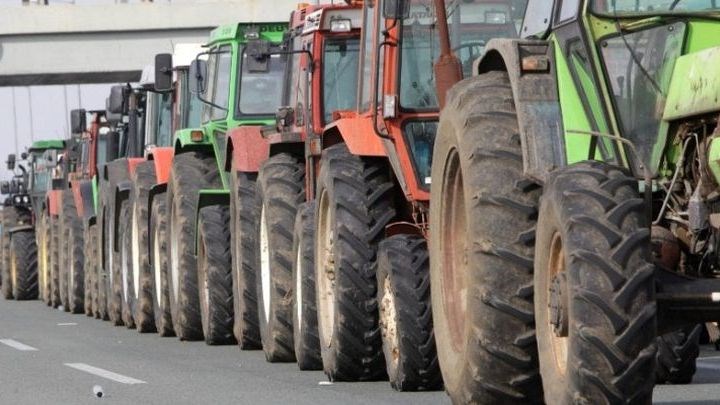 Αποχώρησαν οι αγρότες από τα μπλόκα Νίκαιας και Πλατυκάμπου