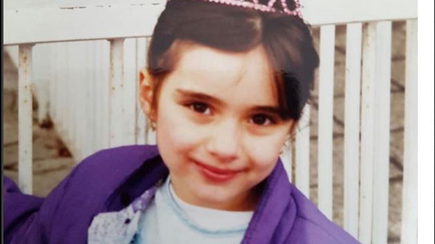 Αναγνωρίζετε το κοριτσάκι της φωτογραφίας; – Σήμερα είναι γνωστή παρουσιάστρια