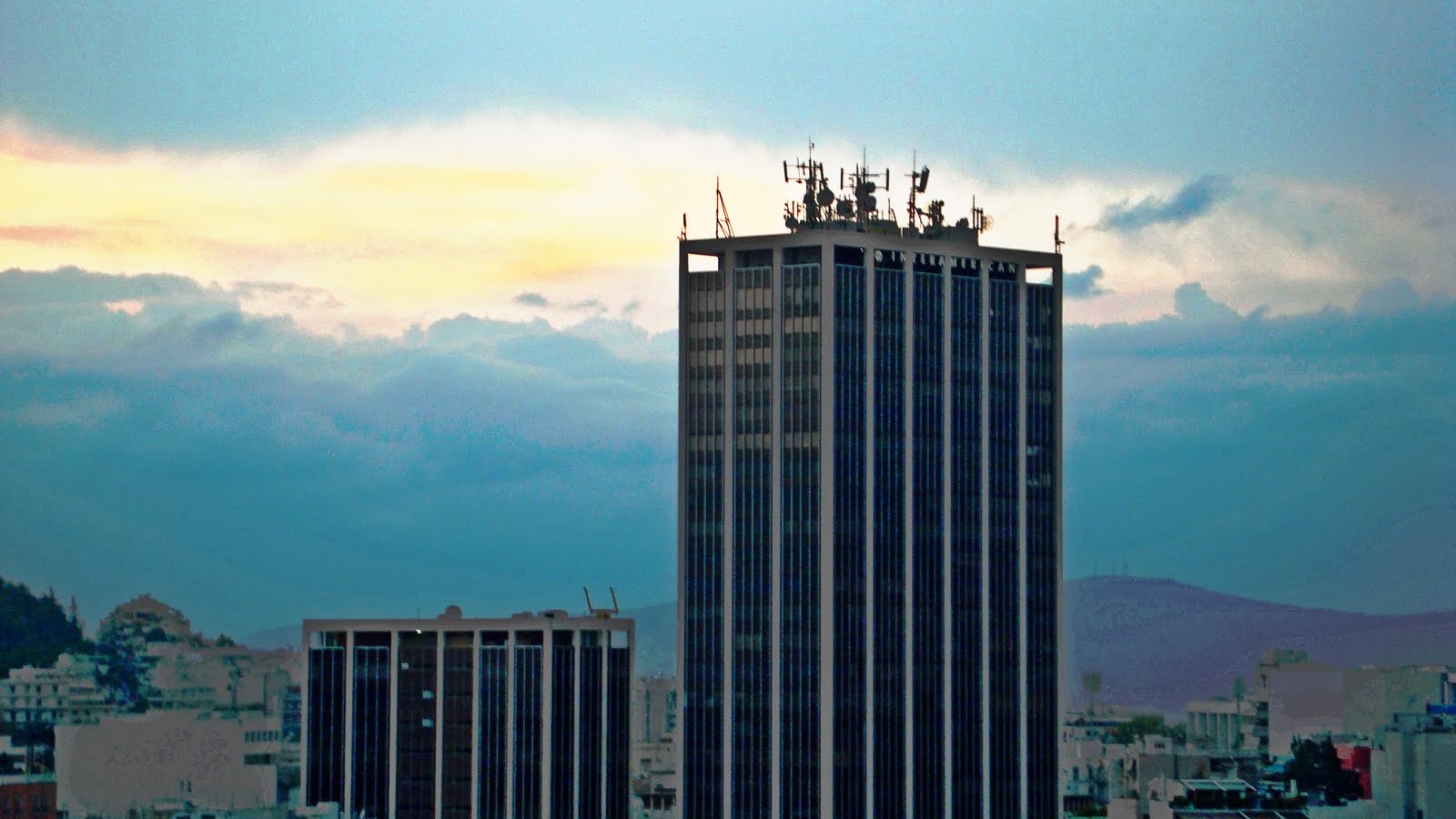 Πήδηξε με αλεξίπτωτο από τον 25ο όροφο του Πύργου Αθηνών – ΒΙΝΤΕΟ