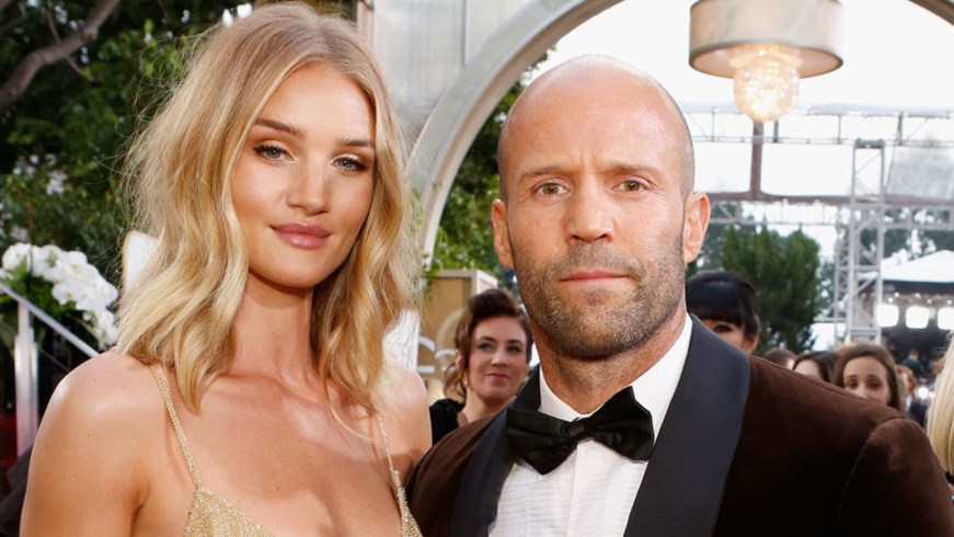 Rosie Huntington-Whiteley:  Η πρώτη δημόσια εμφάνισή της με φουσκωμένη κοιλίτσα
