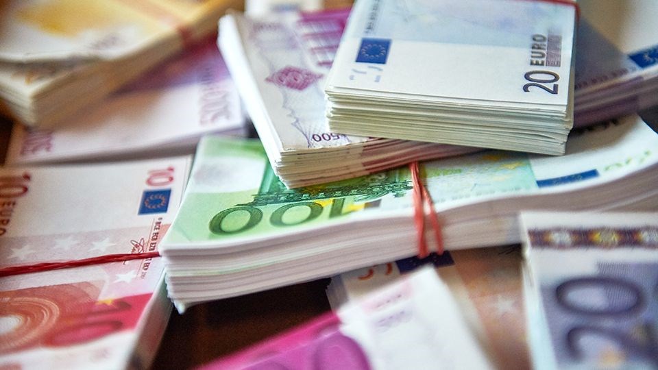 Σχεδόν 3 δισ. ευρώ έχουν φύγει από τις ελληνικές τράπεζες