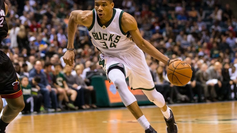 Ο Αντετοκούνμπο αγκαλιά με τον Ροναλντίνιο – ΦΩΤΟ