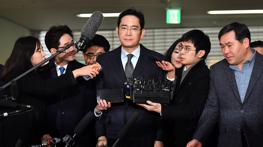 Δεμένος με λευκό σχοινί στον ανακριτή ο επικεφαλής της Samsung