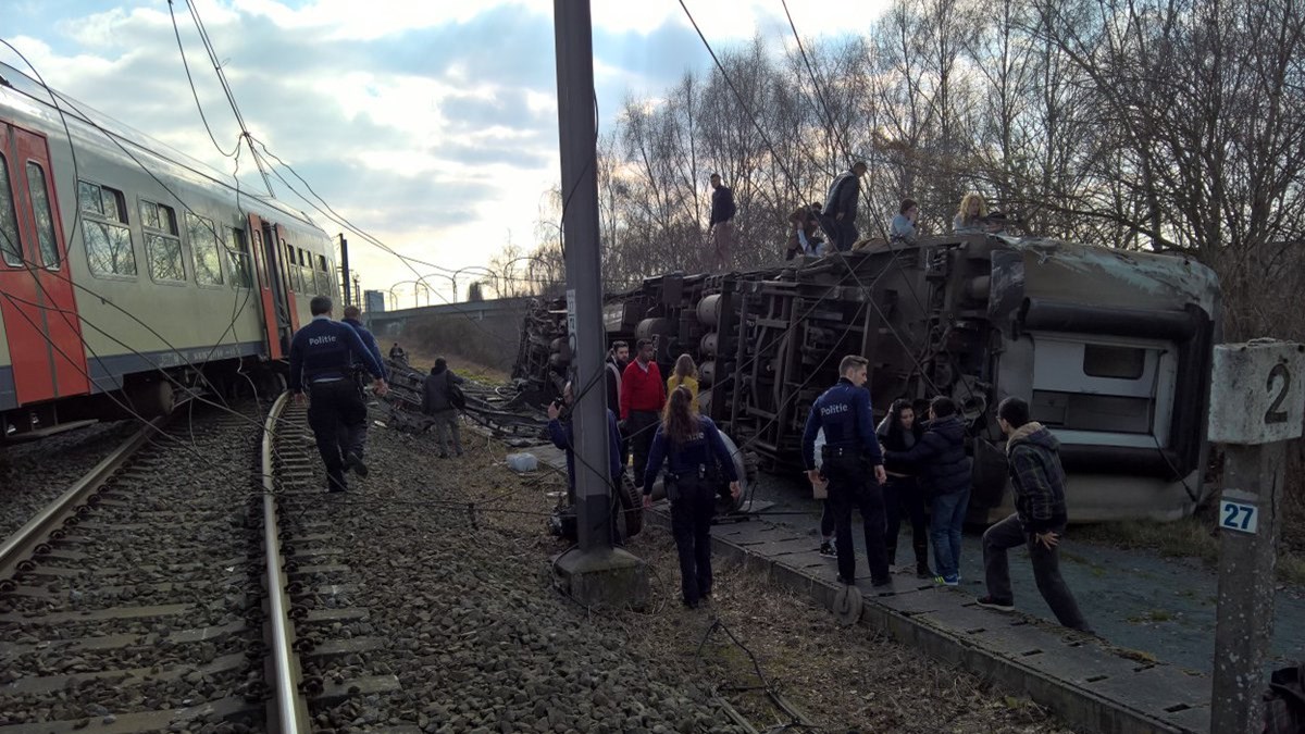 Εκτροχιάστηκε τρένο στο Βέλγιο – Αναφορές για τραυματίες – ΦΩΤΟ